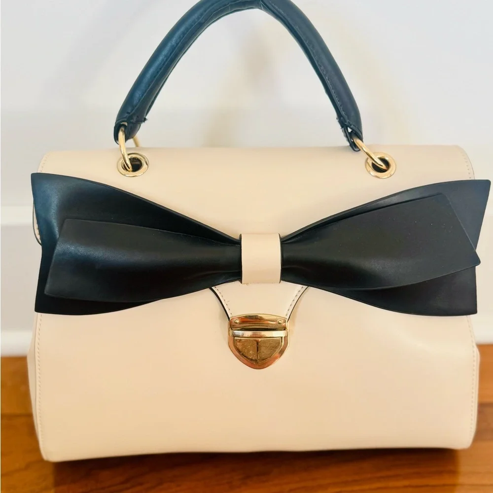 Big Neutral color bag with Black Bow and top handle and removable strap Aldo